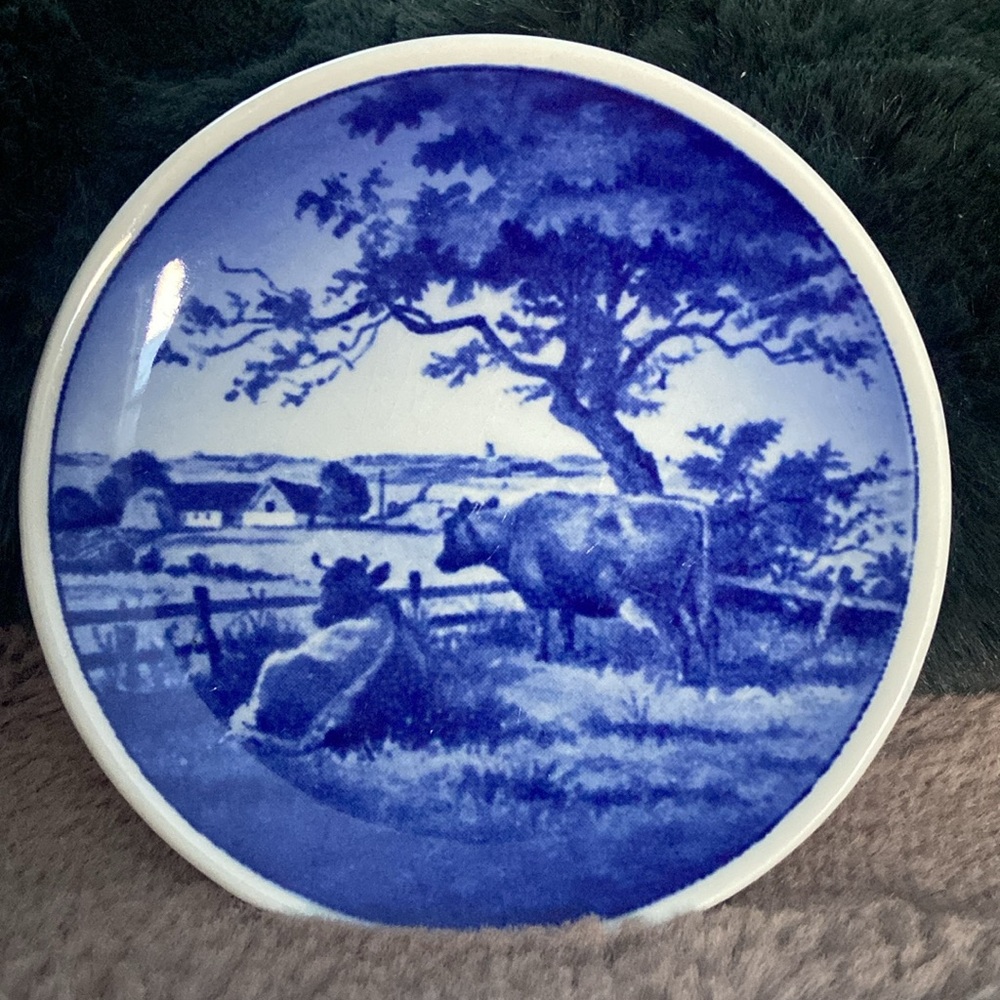 Royal Copenhagen plaquette #64 2010 Denmark mini plate farmland scenery cows
